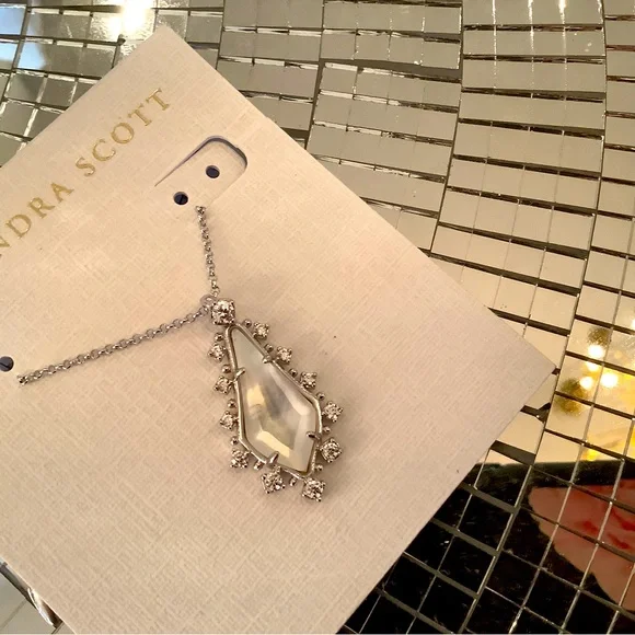 Beautiful mother of Pearl Kendra Scott necklace